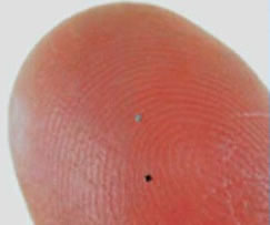 Miniscule RFID chip zoals o.a gebruikt in biljetten